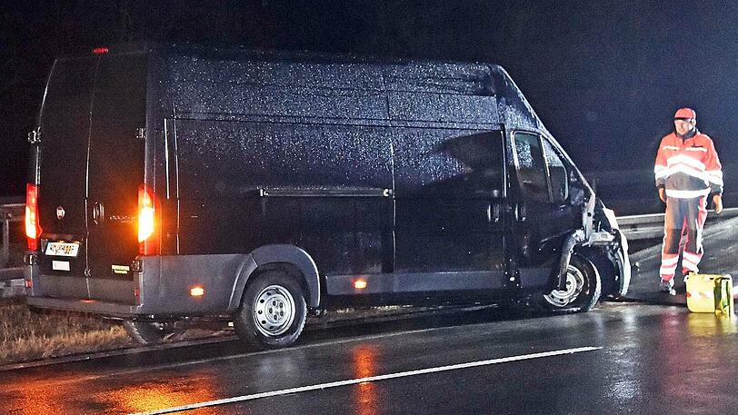 Der Fahrer des Transporters wurde leicht verletzt.