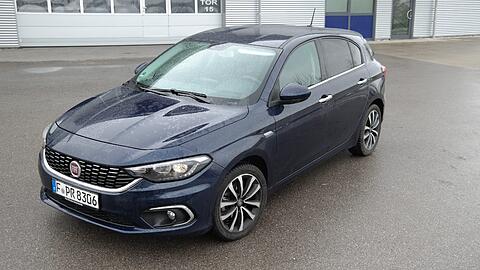 Steht schick und solide auf den Reifen: das noch relativ neue Fiat-Erfolgsmodell Tipo als Fünftürer.
