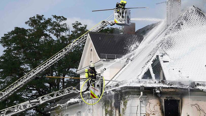 Das Feuer breitete sich vom Obergeschoss unters Dach aus.