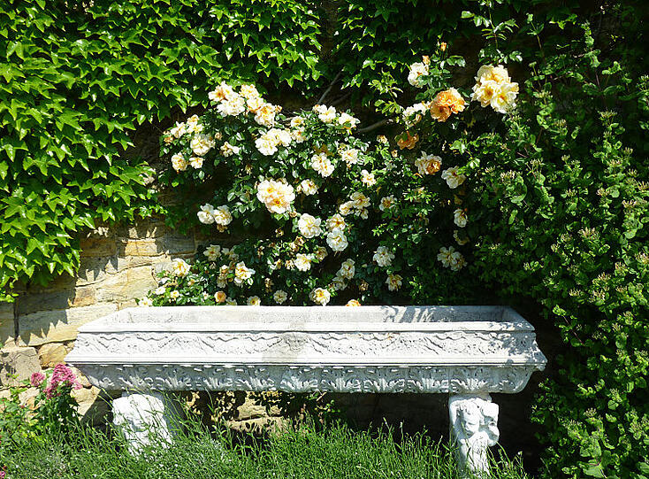 Eine Steinbank im 1,6 ha großen &bdquo;Italienischen Garten&ldquo; von Hever Castle, ein Stück u.a., die der Architekt
Frank Pearson aus der Villa Borghese in Rom importierte.