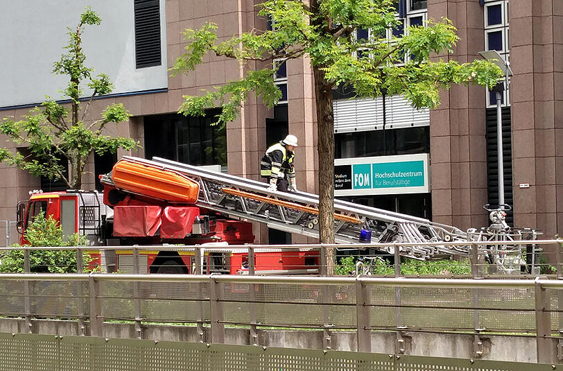 Dachstuhlbrand auf der Hopfenpost. Die Bilder vom Feuerwehr-Einsatz.
