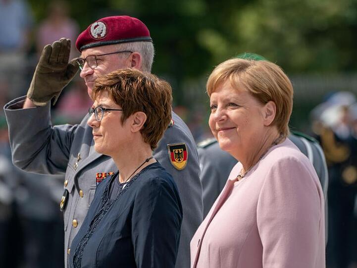 Bundesverteidigungsministerin Annegret Kramp-Karrenbauer und Bundeskanzlerin Angela Merkel beim Rekruten-Gelöbnis im Bendlerblock.