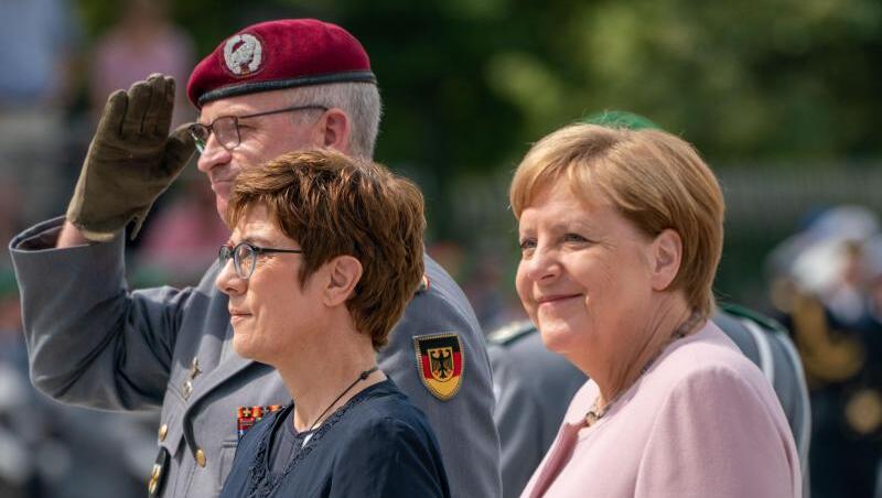 Bundesverteidigungsministerin Annegret Kramp-Karrenbauer und Bundeskanzlerin Angela Merkel beim Rekruten-Gelöbnis im Bendlerblock. Bundesverteidigungsministerin Annegret Kramp-Karrenbauer und Bundeskanzlerin Angela Merkel beim Rekruten-Gelöbnis im Bendlerblock.