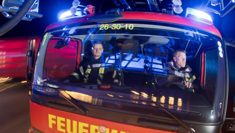 Feuerwehrleute sitzen für Fotoaufnahmen in einem Leiterwagen (Aufnahme mit langer Verschlusszeit). Foto: Julian Stratenschulte/Archiv Feuerwehrleute sitzen für Fotoaufnahmen in einem Leiterwagen (Aufnahme mit langer Verschlusszeit). Foto: Julian Stratenschulte/Archiv