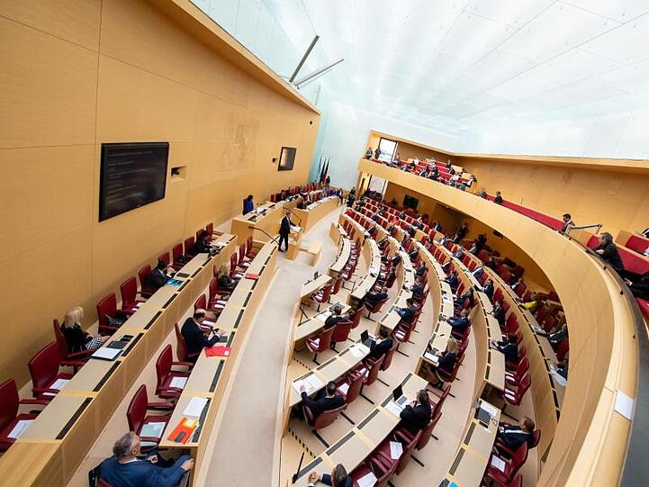 Abgeordnete sitzen im bayerischen Landtag während einer Plenarsitzung. Foto: Sven Hoppe/dpa/Symbolbild