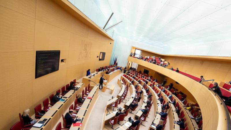 Abgeordnete sitzen im bayerischen Landtag während einer Plenarsitzung. Foto: Sven Hoppe/dpa/Symbolbild Abgeordnete sitzen im bayerischen Landtag während einer Plenarsitzung. Foto: Sven Hoppe/dpa/Symbolbild