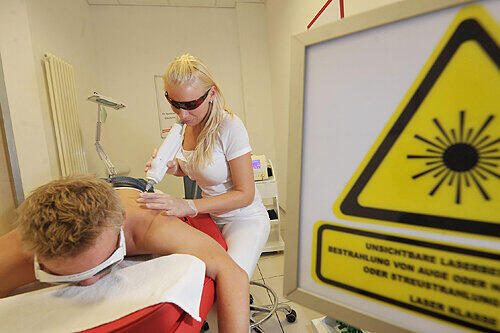 Nikola Hoppenz lässt per Laser Tattoos verschwinden.