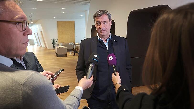 Ministerpräsident Markus Söder vor dem Abflug am Münchner Flughafen.