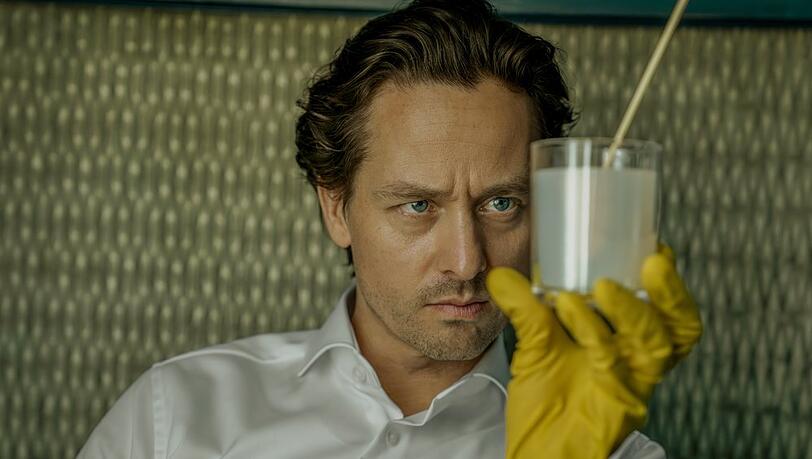 Tom Schilling verkörpert in der neuen Netflix-Serie "Achtsam Morden" einen Anwalt, der Achtsamkeitstechniken zweckentfremdet.
