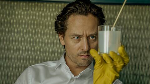 Tom Schilling verkörpert in der neuen Netflix-Serie "Achtsam Morden" einen Anwalt, der Achtsamkeitstechniken zweckentfremdet.