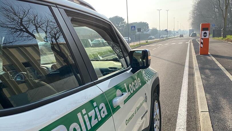 Auch vielen deutschen Urlaubern bekannt: Blitzer-Säulen in Italien. (Archivbild)
