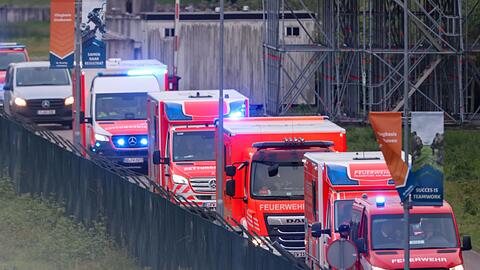 Rettungswagen aus Deutschland holten die deutschen Passagiere am Flughafen Eindhoven ab.