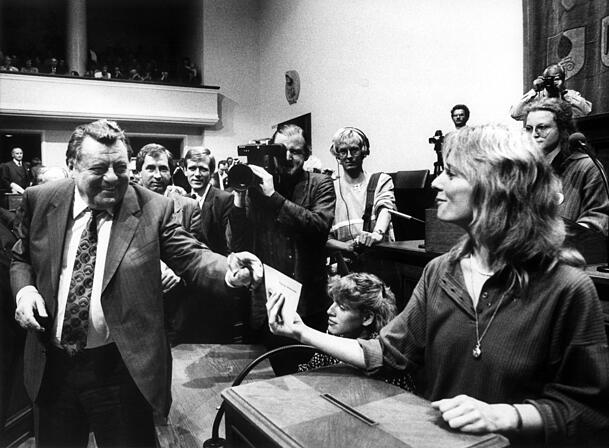 Das ist bald 40 Jahre her: Bei der Wahl des Landtagspräsidenten während der konstituierenden Sitzung des bayerischen Landtags am 22.10.1986 nimmt die Abgeordnete der Grünen, Christine Scheel (r.), den Stimmzettel von Ministerpräsident Franz Josef Strauß entgegen. Das ist bald 40 Jahre her: Bei der Wahl des Landtagspräsidenten während der konstituierenden Sitzung des bayerischen Landtags am 22.10.1986 nimmt die Abgeordnete der Grünen, Christine Scheel (r.), den Stimmzettel von Ministerpräsident Franz Josef Strauß entgegen.