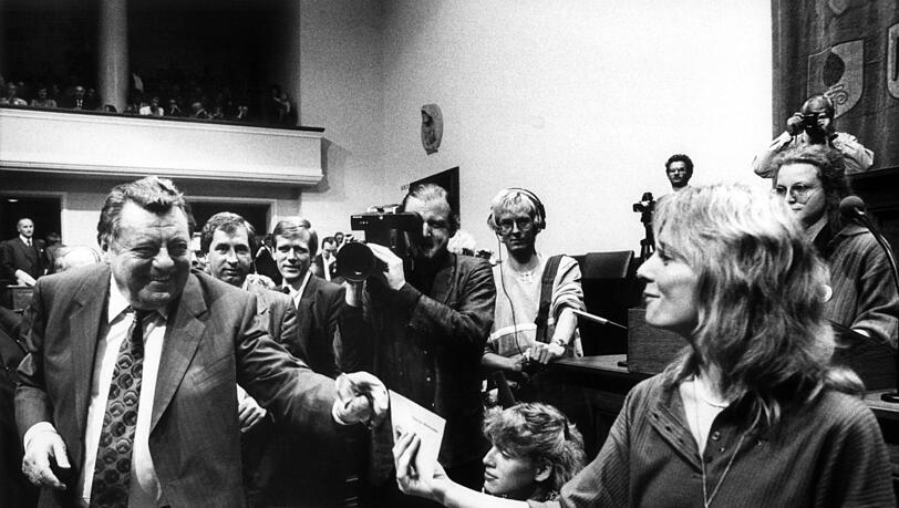 Das ist bald 40 Jahre her: Bei der Wahl des Landtagspr&auml;sidenten w&auml;hrend der konstituierenden Sitzung des bayerischen Landtags am 22.10.1986 nimmt die Abgeordnete der Gr&uuml;nen, Christine Scheel (r.), den Stimmzettel von Ministerpr&auml;sident Franz Josef Strau&szlig; entgegen.