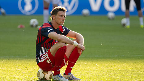 Leon Goretzka muss bei Aston Villa vorerst pausieren.