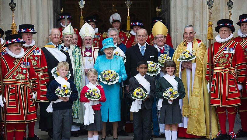 Queen Elisabeth II nach dem traditionellen Gründonnerstagsgottesdienst vor der Kathedrale, in der Kate und William in einer Woche heiraten. Queen Elisabeth II nach dem traditionellen Gründonnerstagsgottesdienst vor der Kathedrale, in der Kate und William in einer Woche heiraten.