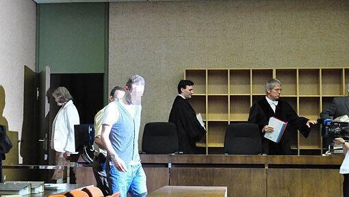 Ex-Beamter Thomas L. schmuggelte Handys nach Stadelheim und fährt jetzt deshalb selbst in den Bau ein: für fast vier Jahre. Ex-Beamter Thomas L. schmuggelte Handys nach Stadelheim und fährt jetzt deshalb selbst in den Bau ein: für fast vier Jahre.