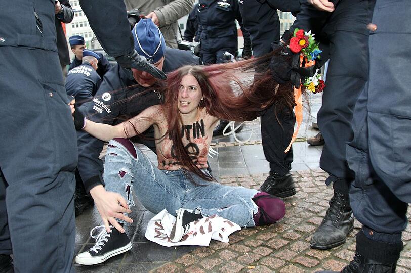 Gegen den  EU-Russland-Gipfel in Brüssel regt sich Widerstand. Vor dem Eintreffen von Putin demonstriert die Organisation FEMEN mit blanken Brüsten. Die Bilder der Demonstration, die von der Polizei aufgelöst werden muss.