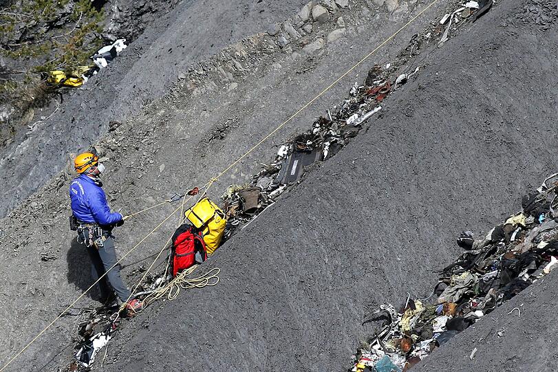 Die Einsatzkräfte an der Germanwings-Absturzstelle konzentrieren sich mittlerweile auf die Habseligkeiten der Opfer.