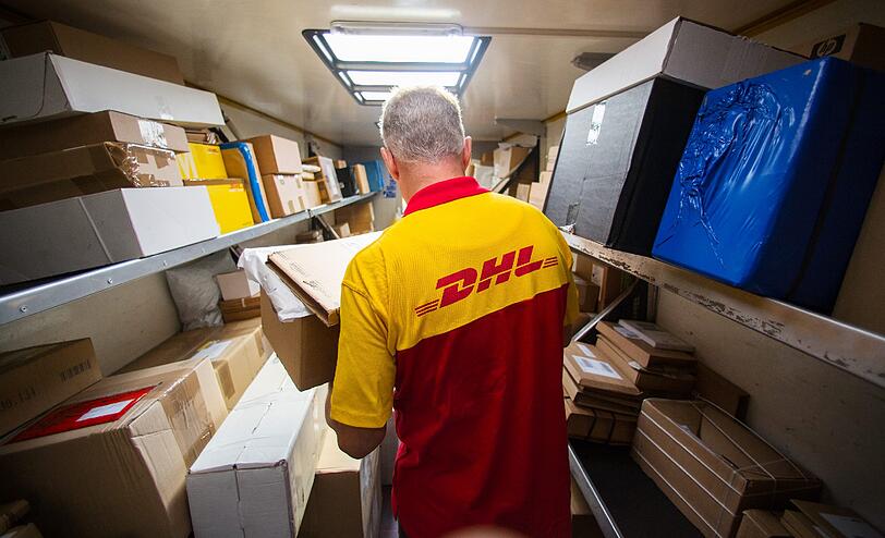 Zwei Mitarbeiter von DHL arbeiten in einer neuen Zustellbasis in Plumbago nahe der südafrikanische Wirtschaftsmetropole.