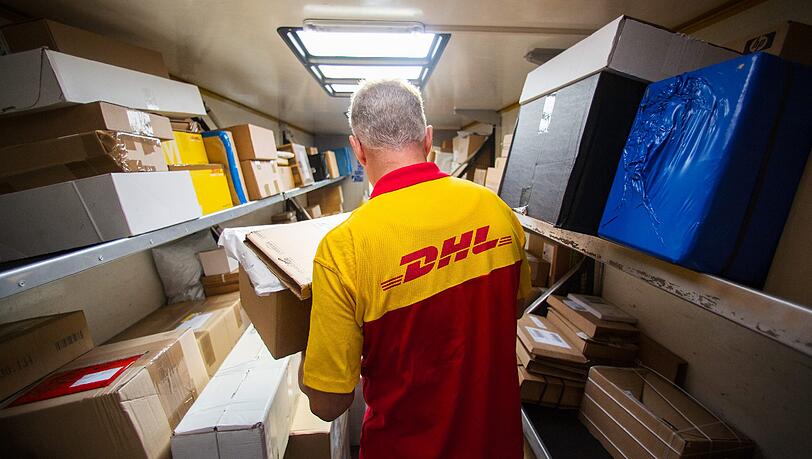 Zwei Mitarbeiter von DHL arbeiten in einer neuen Zustellbasis in Plumbago nahe der südafrikanische Wirtschaftsmetropole. Zwei Mitarbeiter von DHL arbeiten in einer neuen Zustellbasis in Plumbago nahe der südafrikanische Wirtschaftsmetropole.
