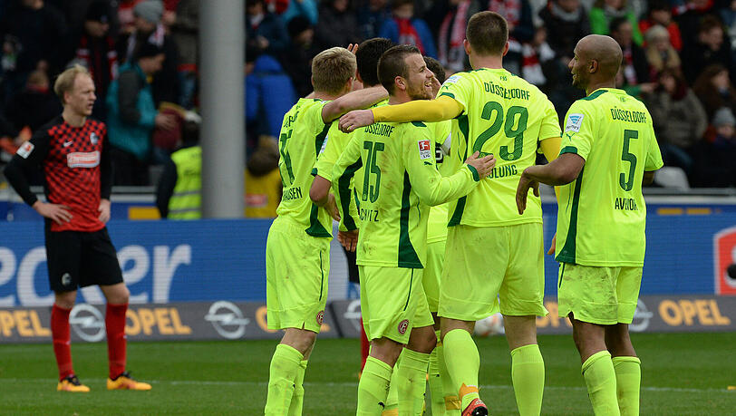Die Spieler von Fortuna Düsseldorf bejubeln den 2:1-Sieg gegen Freiburg. Die Spieler von Fortuna Düsseldorf bejubeln den 2:1-Sieg gegen Freiburg.