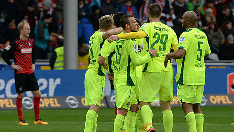 Die Spieler von Fortuna Düsseldorf bejubeln den 2:1-Sieg gegen Freiburg.