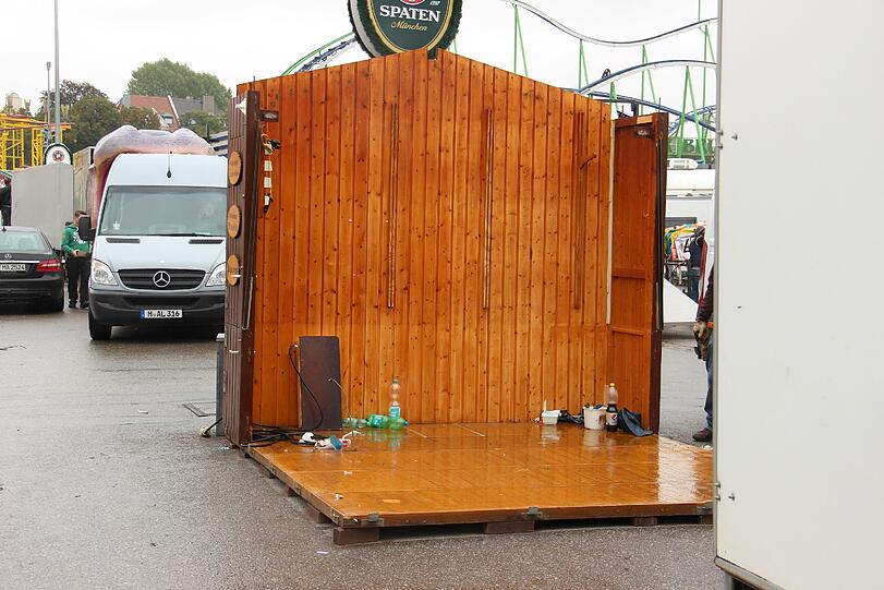 Regen und Tristesse am Tag danach: Die Bilder vom Wiesn-Abbau am Dienstagvormittag.