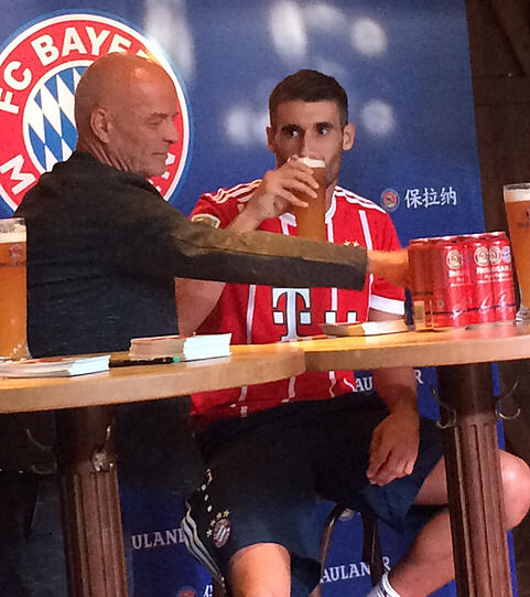 Bayern-Star Javi Martínez feiert mit den Fans im Paulaner Bräuhaus in Shanghai.