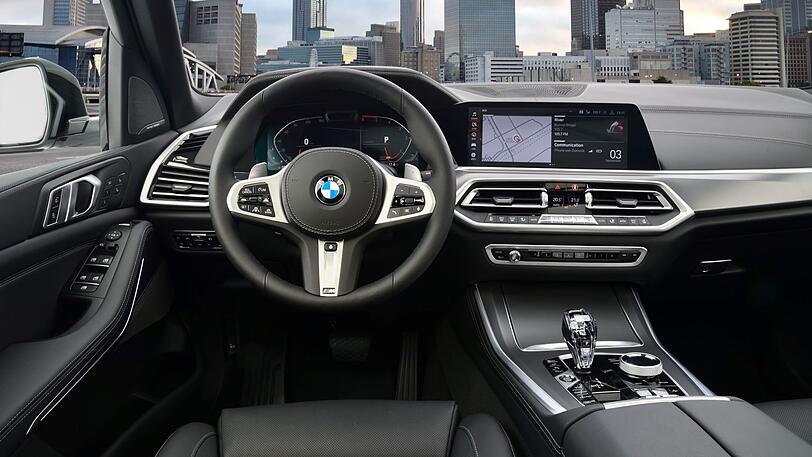Aufgeräumter Arbeitsplatz: Das Display in der Mitte neigt sich ab sofort wieder mehr dem Fahrer zu.