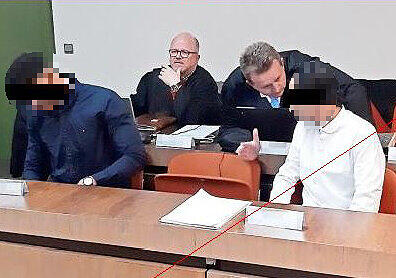 Zwei der Angeklagten mit ihren Anwälten.