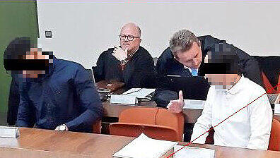 Zwei der Angeklagten mit ihren Anwälten. Zwei der Angeklagten mit ihren Anwälten.