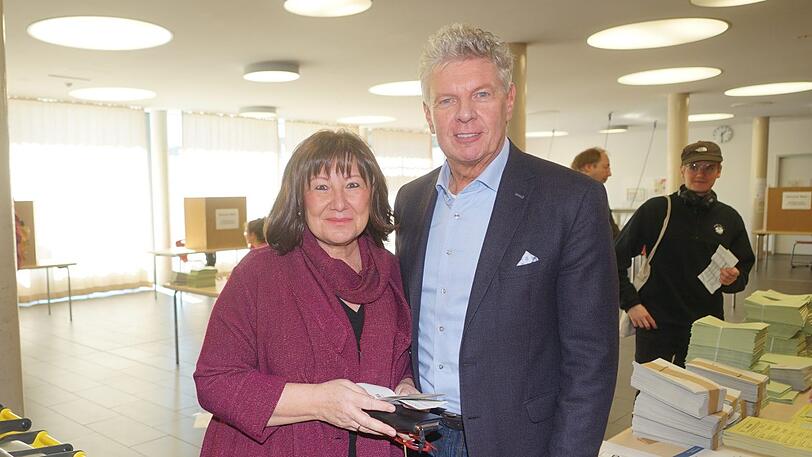 Dieter Reiter mit Ehefrau Petra kommen um 13.30 Uhr an die Wahlurne.