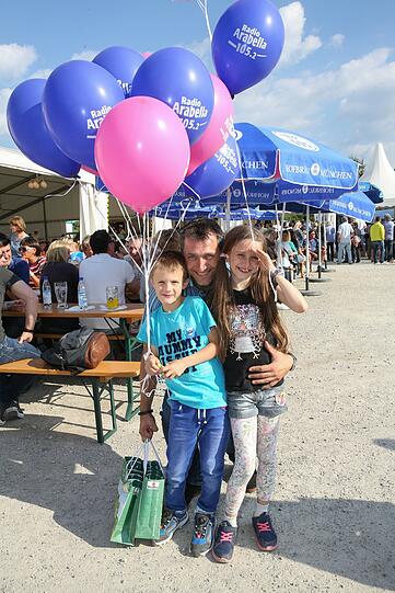 Christian(7) mit Schwester Amelie(9) und Vater Martin bei der Brauerei-Dult.
