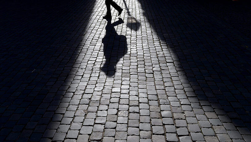 Der Unbekannte riss die 35-Jährige zu Boden und berührte sie mehrfach zwischen den Beinen (Symbolbild). Der Unbekannte riss die 35-Jährige zu Boden und berührte sie mehrfach zwischen den Beinen (Symbolbild).