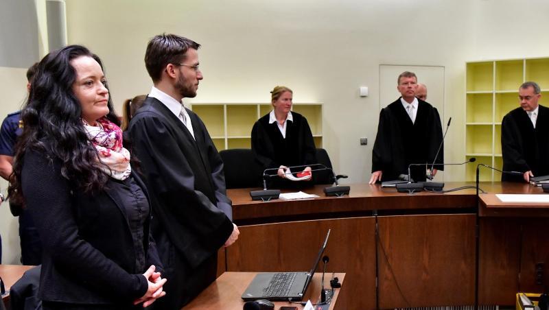 Die Angeklagte Beate Zschäpe steht neben ihrem Anwalt Mathias Grasel im Gerichtssaal. Foto: Peter Kneffel/dpa-Pool/dpa/Archivbild Die Angeklagte Beate Zschäpe steht neben ihrem Anwalt Mathias Grasel im Gerichtssaal. Foto: Peter Kneffel/dpa-Pool/dpa/Archivbild