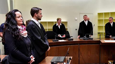 Die Angeklagte Beate Zschäpe steht neben ihrem Anwalt Mathias Grasel im Gerichtssaal. Foto: Peter Kneffel/dpa-Pool/dpa/Archivbild