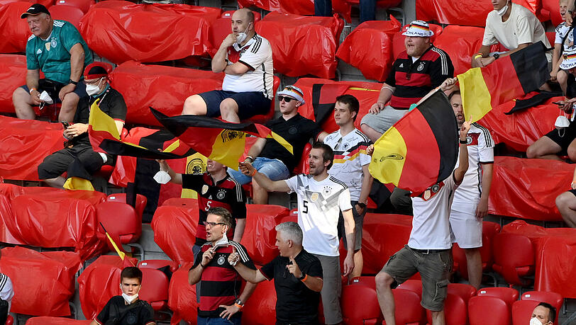 In der Münchner EM-Arena hält sich bei weitem nicht jeder an die Maskenpflicht. In der Münchner EM-Arena hält sich bei weitem nicht jeder an die Maskenpflicht.