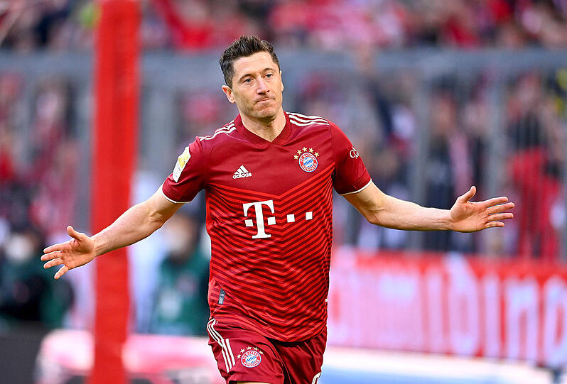 In dieser Saison haben die Bayern auf ihren Heimtrikots die weißen Streifen nur auf den Schultern getragen – ab Samstag werden sie die komplette Vorderseite zieren.