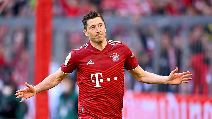 In dieser Saison haben die Bayern auf ihren Heimtrikots die weißen Streifen nur auf den Schultern getragen – ab Samstag werden sie die komplette Vorderseite zieren.