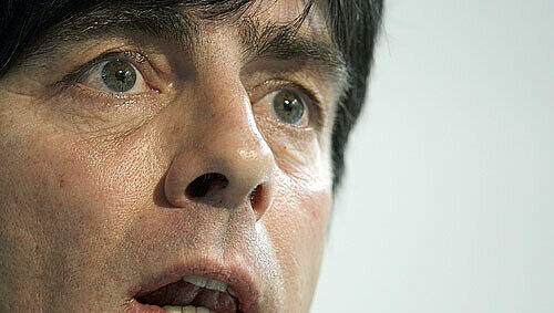 Darf Bundestrainer Löw gegen Portugal wieder auf die Bank. Darf Bundestrainer Löw gegen Portugal wieder auf die Bank.