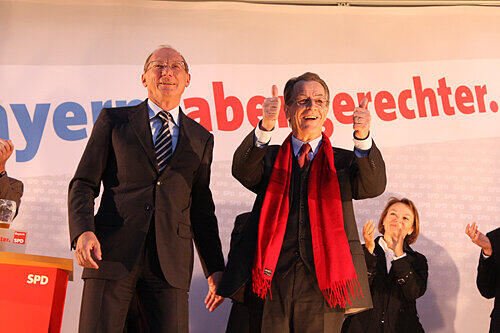 Zuversichtlich: Bayerns SPD-Chef Franz Maget (li.) und der designierte SPD-Parteivorsitzende Franz Müntefering bei der SPD-Abschlusskundgebung auf dem Kornmarkt. Auch SPD-Landtagskandidatin Helga Schmitt-Bussinger (re.) applaudiert.