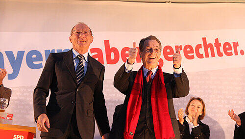 Zuversichtlich: Bayerns SPD-Chef Franz Maget (li.) und der designierte SPD-Parteivorsitzende Franz Müntefering bei der SPD-Abschlusskundgebung auf dem Kornmarkt. Auch SPD-Landtagskandidatin Helga Schmitt-Bussinger (re.) applaudiert. Zuversichtlich: Bayerns SPD-Chef Franz Maget (li.) und der designierte SPD-Parteivorsitzende Franz Müntefering bei der SPD-Abschlusskundgebung auf dem Kornmarkt. Auch SPD-Landtagskandidatin Helga Schmitt-Bussinger (re.) applaudiert.