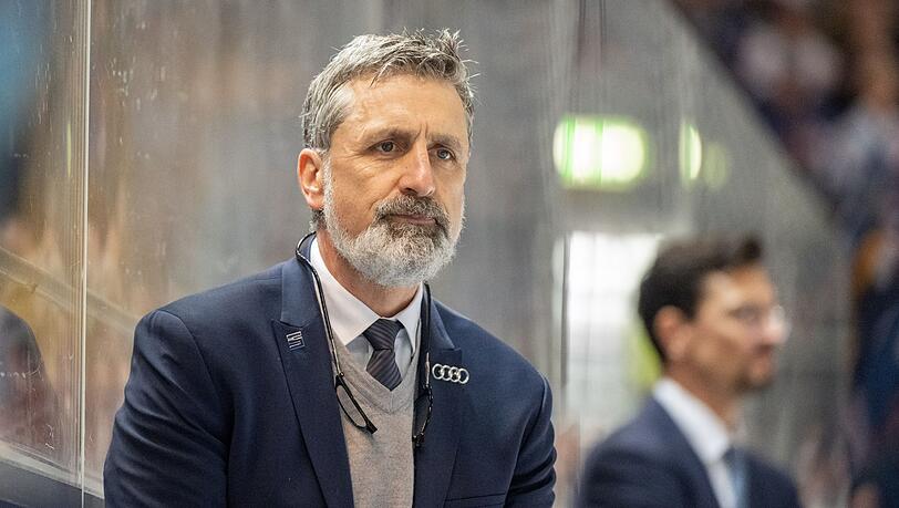 Headcoach Mark French von Ingolstadt verfolgt das Spiel.
