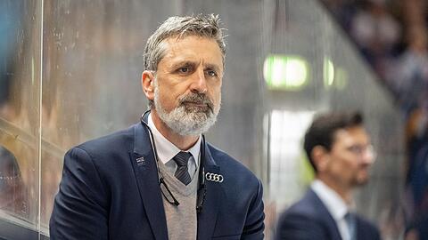 Headcoach Mark French von Ingolstadt verfolgt das Spiel.