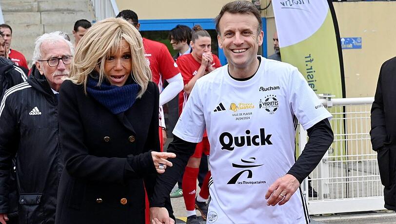 Emmanuel Macron mit seiner Frau Brigitte Macron am Fu&szlig;ballplatz.