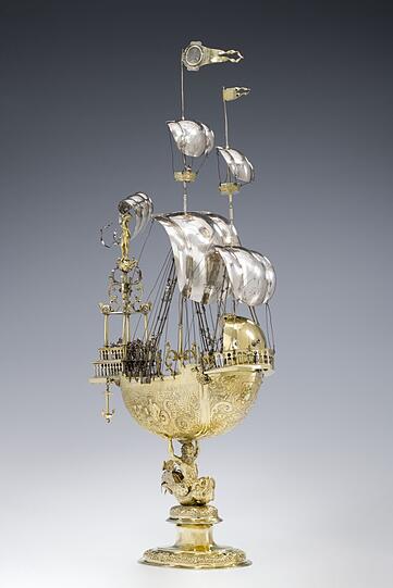Der Augsburger Goldschmied Caspar Hentz hat das Goldene Schiff der Ludwig-Maximilians-Universität 1594 geschaffen. Erzherzog Ferdinand von Österreich, der spätere Kaiser Ferdinand II., schenkte es im selben Jahr der Universität, als sie noch in Ingolstadt ihren Sitz hatte. Sozusagen als Dank für die gute Ausbildung bei den Jesuiten. Als Dauerleihgabe ist es nun im Bayerischen Nationalmuseum ausgestellt.