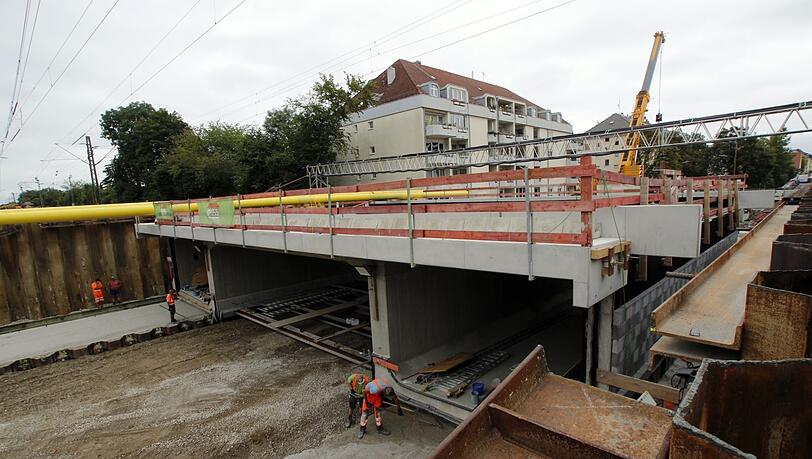 26 Meter gleitet die Brücke auf Teflonschienen, bis sie an der richtigen Stelle verschraubt, verschweißt und einbetoniert wird.