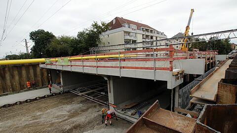 26 Meter gleitet die Brücke auf Teflonschienen, bis sie an der richtigen Stelle verschraubt, verschweißt und einbetoniert wird.