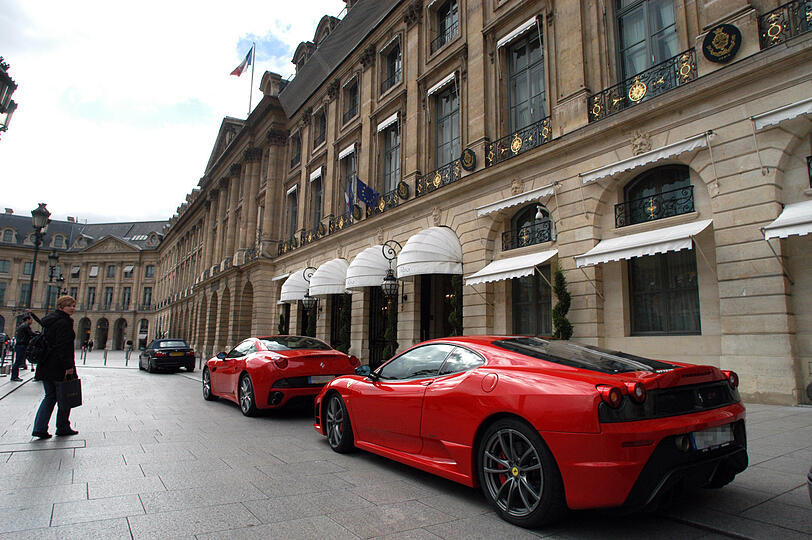 Luxuautos vor dem Hotel "Ritz" in Paris.